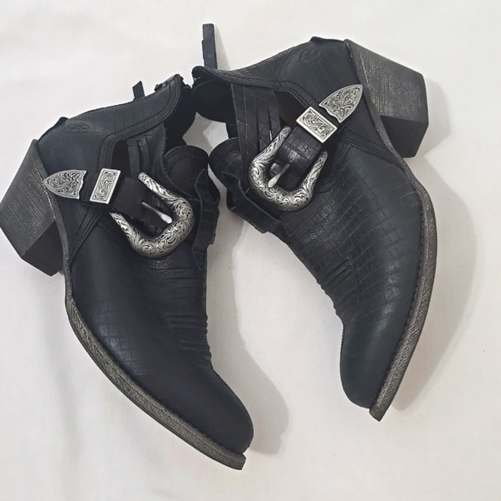 Ariat Black leather boot. Size 6.5. In great condition.
